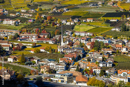 Algund / Ort in Südtirol von oben