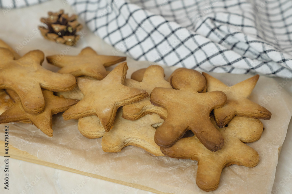 Fototapeta premium the process of making gingerbread men cookies , christmas cookies