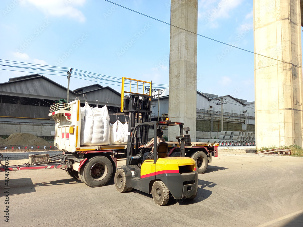 Trailer loading goods fertilizer urea sack jumbo to customers.