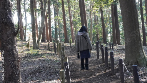 日本の庭園を散歩、森の中の女性
