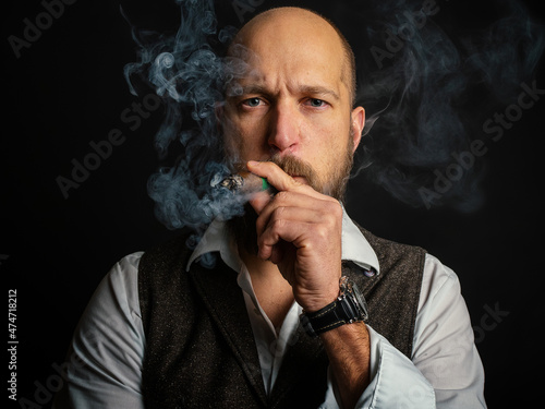 Zigarre am rauchen photo