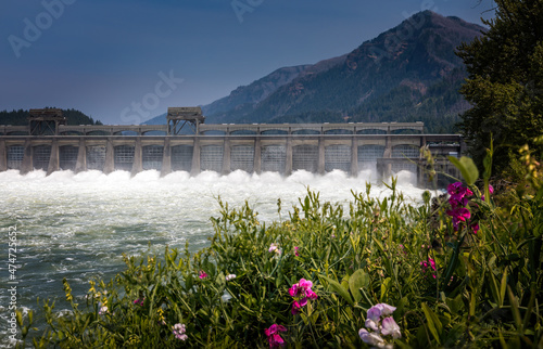 Fotografie The power of water at the Cascade Locks dam in Oregon in summer