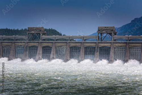 Fotografie The power of water at the Cascade Locks dam in Oregon