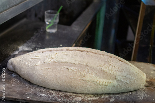 Pan crudo rústico en una panadería 