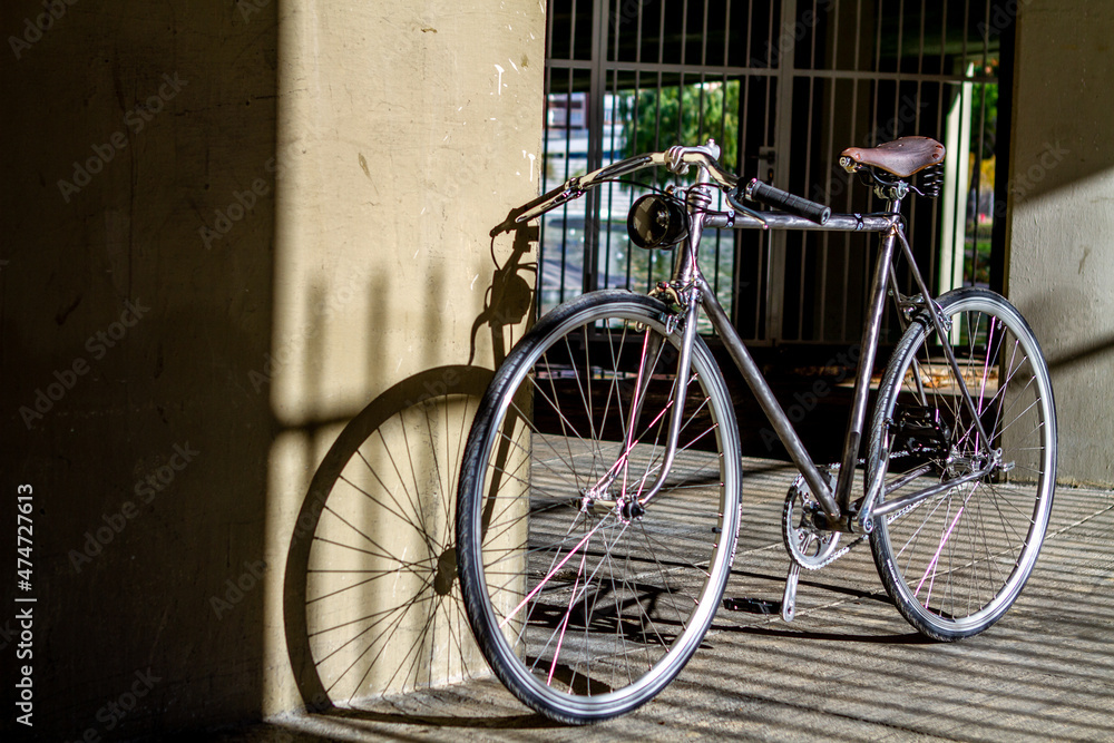 Bicicleta antigua y muy bonita (vintage) en la calle
