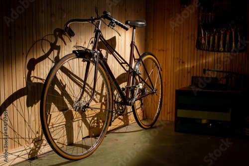 Bicicleta antigua y muy bonita (vintage) en un taller
