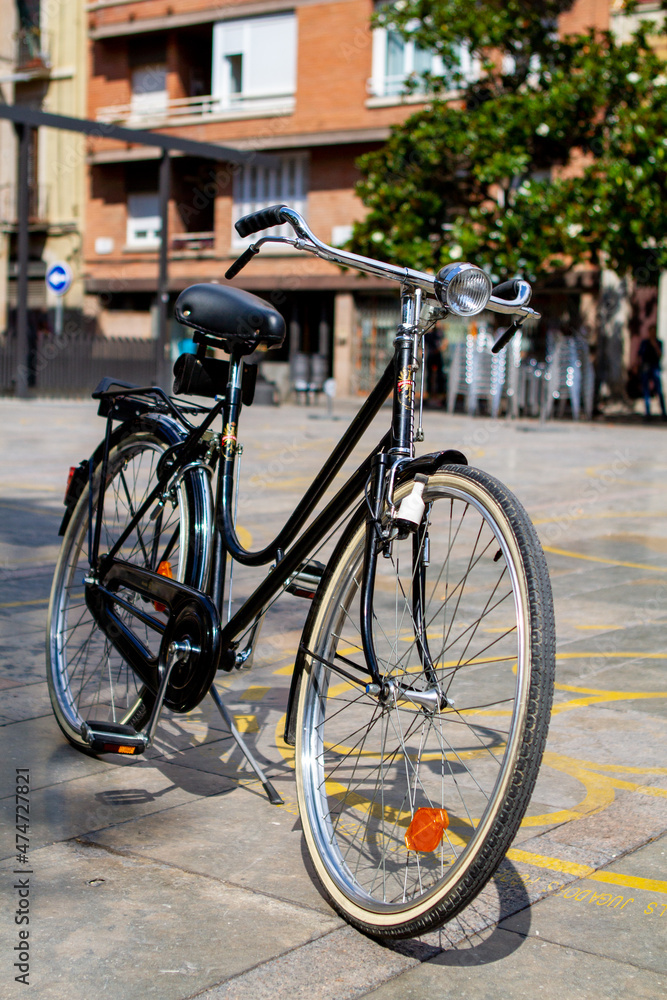Bicicleta antigua y muy bonita (vintage) en la calle 