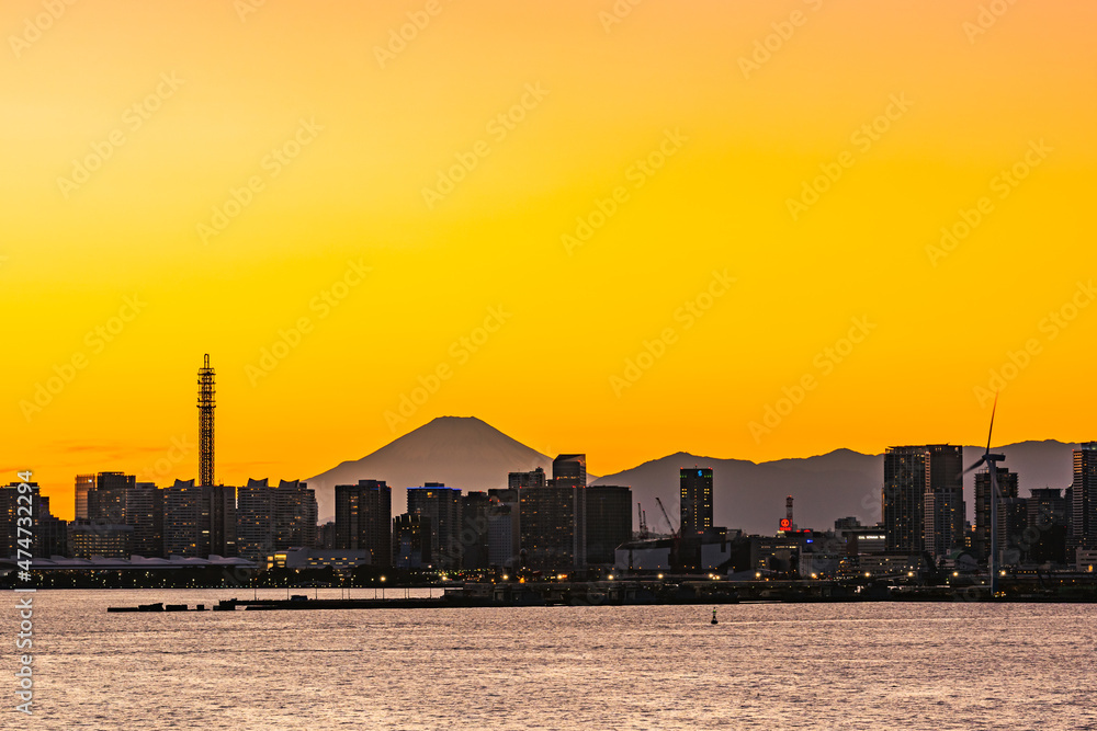 【横浜港夜景】トワイライトに染まる横浜港のライトアップと富士山のシルエット