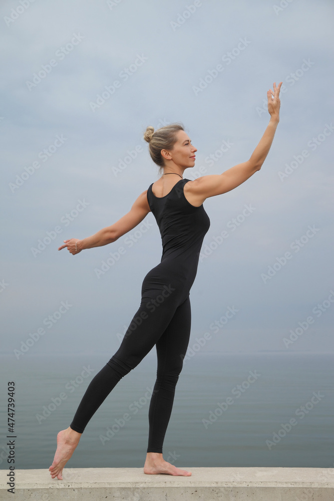 Obraz premium young beauty woman do exercises