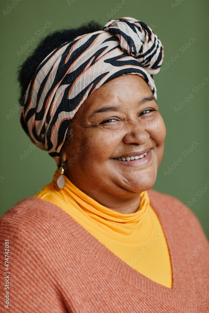 Φωτογραφία Vertical close up portrait of black senior woman wearing ethnic prints and smili