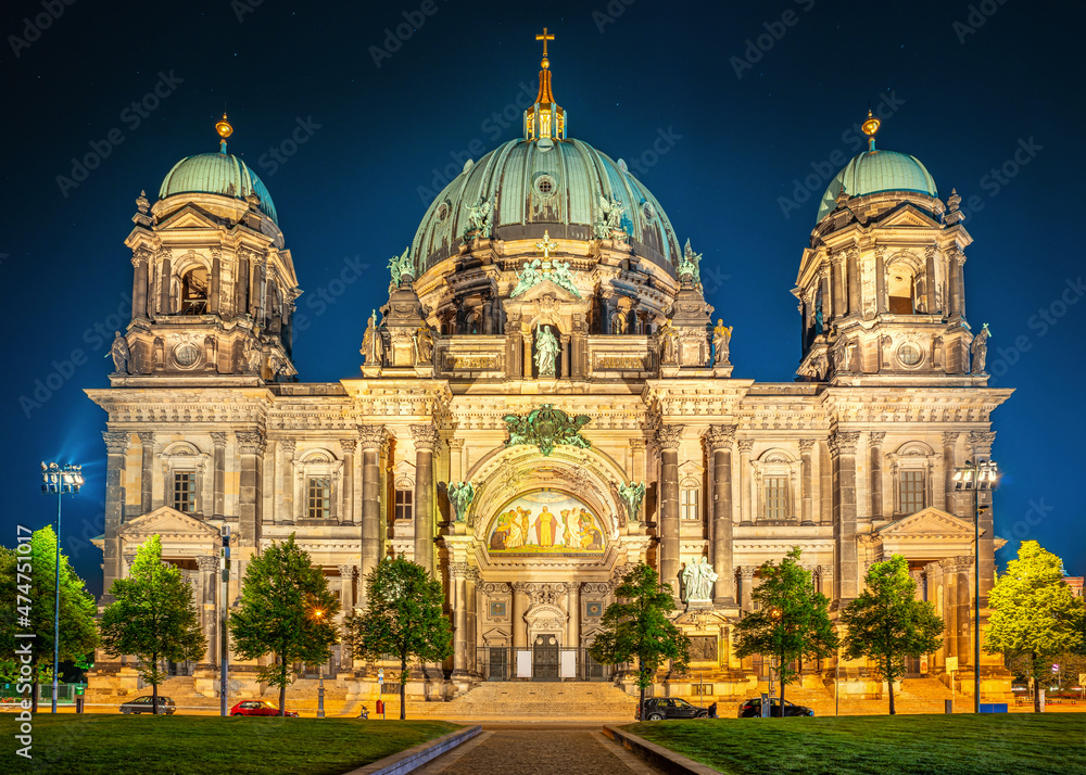 the famous berlin cathedral at night