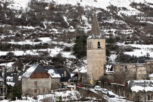 Campanario en un pueblo de montaña en invierno