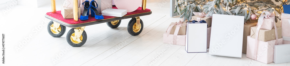 Naklejka premium Christmas toys on a fir-tree close up with interior background of a luxury hotel apartment