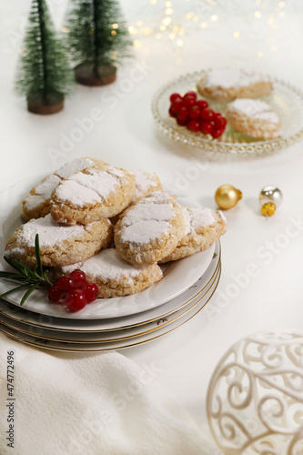 Ricciarelli, dolce tipico natalizio senese a base di mandorle su sfondo bianco. Decorazioni natalizie. Dolci della tradizione italiana