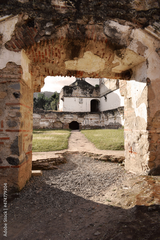 Puerta de piedra en la Ruinas de La Recolección. Atardecer en Antigua Guatemala, plano Vertical.
