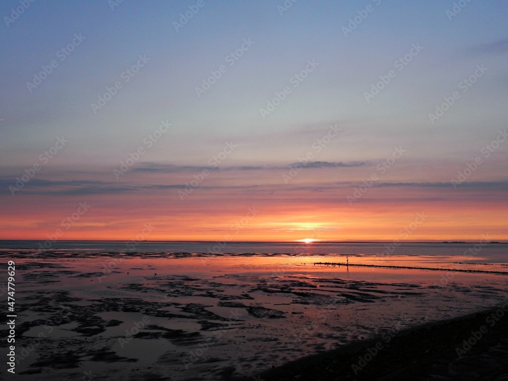 Sonnenuntergang bei Ebbe am Wattenmeer