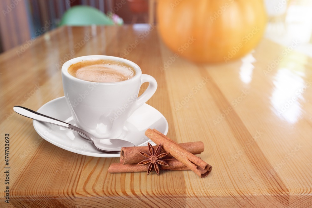 Obraz premium A cup of drink in a rustic wooden autumn atmosphere