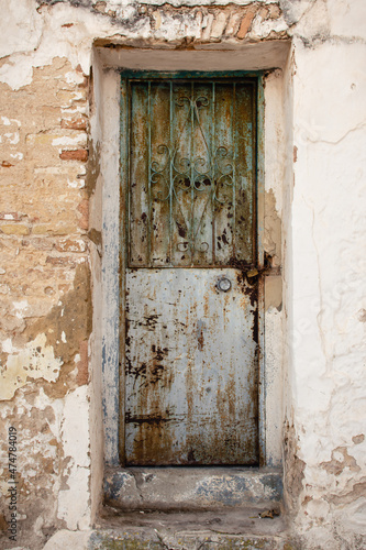 Puerta de hierro antigua con candado © Manueltrinidad