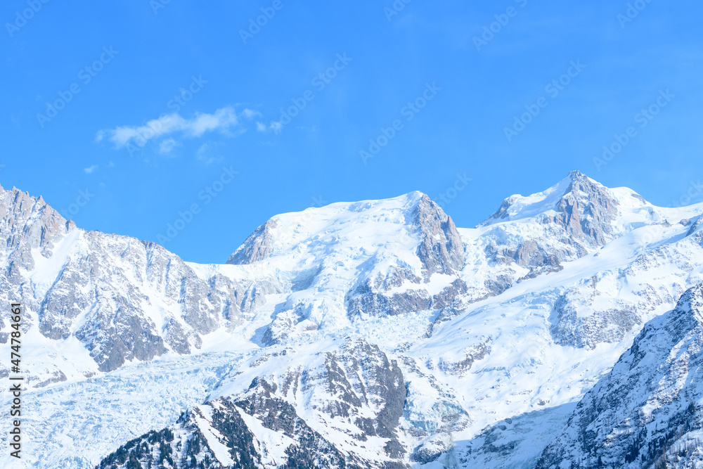 Le Mont Blanc du Tacul dans le massif du Mont Blanc en France, en Auvergne-Rhône-Alpes, en Haute Savoie, vers Chamonix, en hiver lors d'une belle journée.