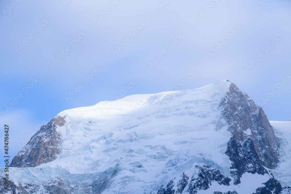 Le Mont Blanc du Tacul partiellement éclairé en France, en Auvergne-Rhône-Alpes, en Haute Savoie, vers Chamonix, en hiver lors d'une journée ensoleillée.