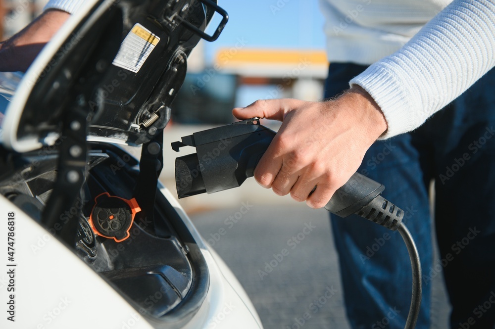 Obraz premium Man turning on charging of car
