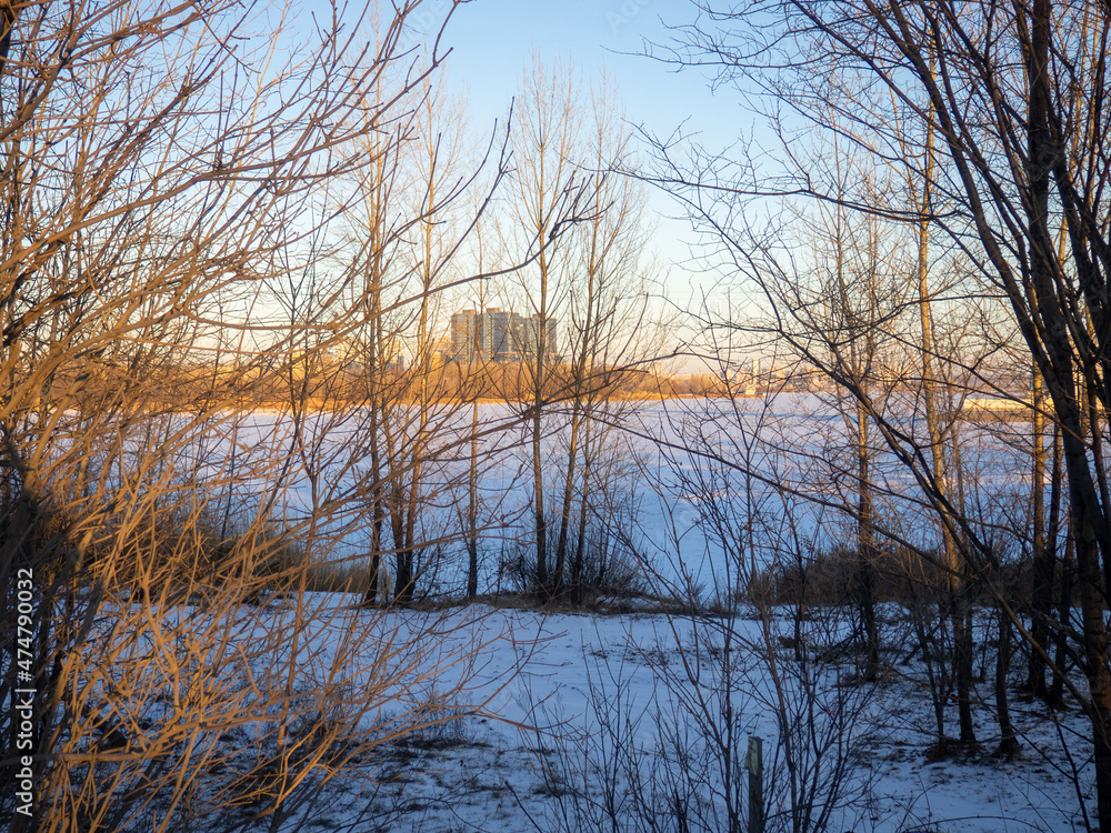 Obraz premium Winter landscape. Sunset over the freezing river.