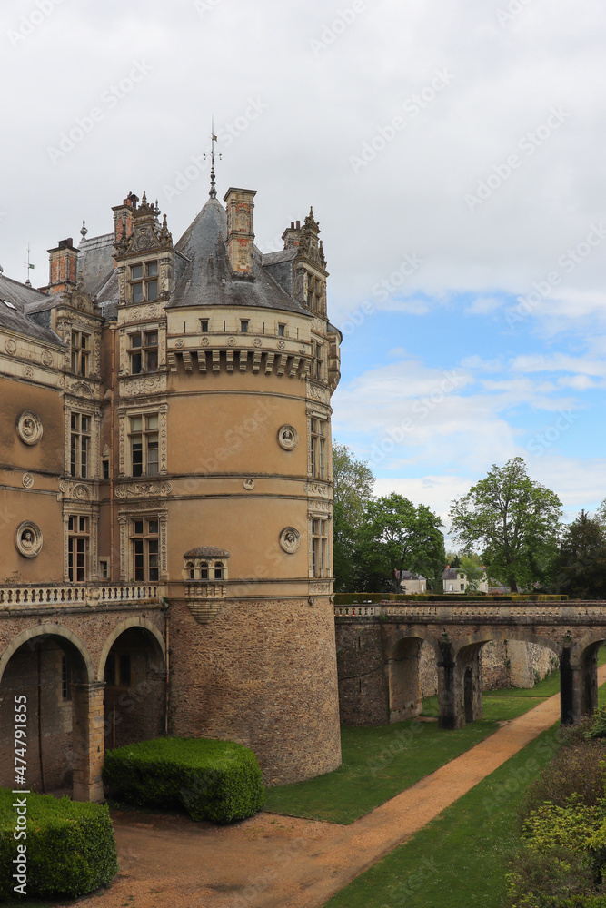 Pays de la Loire - Sarthe - Château du Lude - La tour Sud-Est et les douves