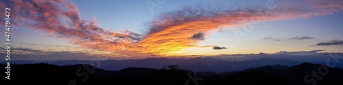 日出ヶ岳から見た鳥が羽を広げたような幻想的なパノラマ夕焼け情景＠大台ヶ原山、奈良