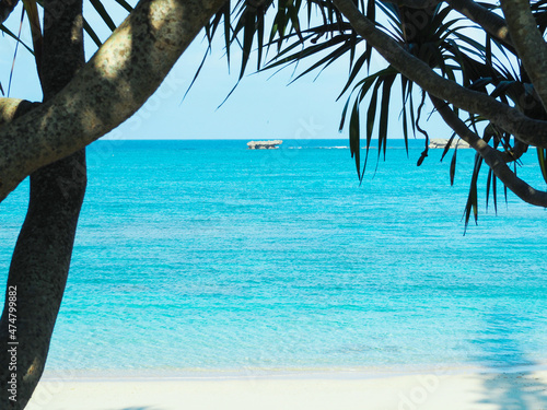 沖縄県の天気が良い日の夏のきれいな海と砂浜