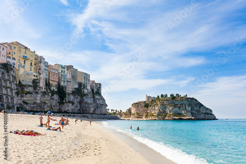 Der Strand Spiagga della Rotonda mit badenden Menschen, im Hintergrund Santa Maria dell Isola in Tropea photo