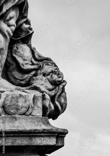 Fotografia Black and white cherub statue