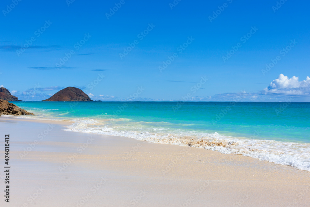 einsamer, idyllischer Sandstrand auf Hawaii