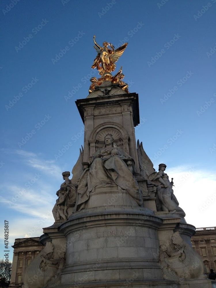 Victoria Statue in front of Buckingham Palace