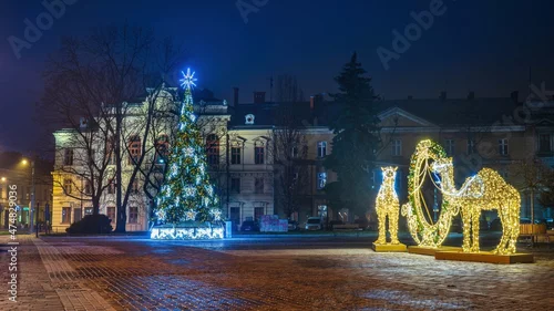 Fototapeta samoprzylepna Świąteczne, bożonarodzeniowe ozdoby przed kościołem w Krakowie podświetlone
