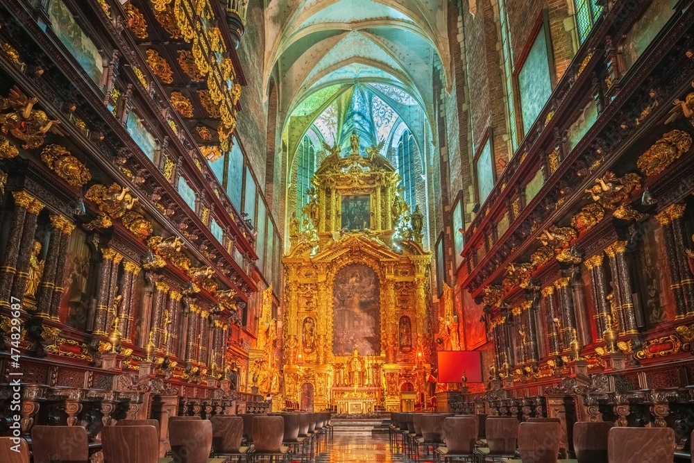 Wspaniałe wnętrze kościoła bazyliki w Krakowie - obrazy, fototapety, plakaty 