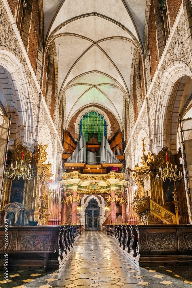 Wspaniałe wnętrze kościoła bazyliki w Krakowie