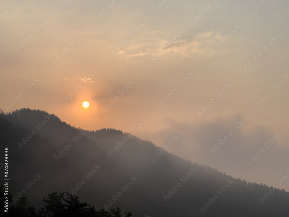 Obraz premium sunrise over the mountains 