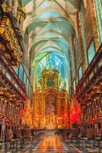 Wspaniałe wnętrze kościoła bazyliki w Krakowie © Michal45