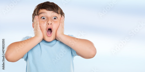 Φωτογραφία Child kid amazed surprised astonished surprise happiness joy little boy copyspac