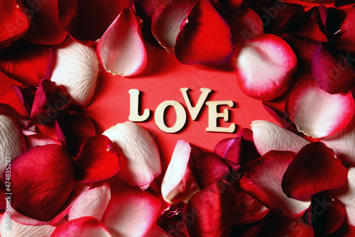 Miłość i płatki róż, kompozycja na Walentynki i z serca. Pierwsza randka i życzenia dla bliskiej osoby, dla niej, dla niego. kartka, prezent.