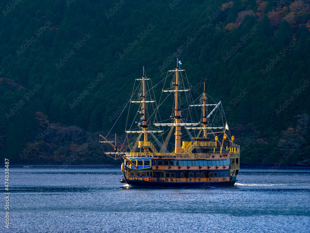 Sailing boat cruising in a cardela lake (Lake Ashinoko, Hakone, Kanagawa, Japan) Sailing boat cruising in a cardela lake (Lake Ashinoko, Hakone, Kanagawa, Japan)