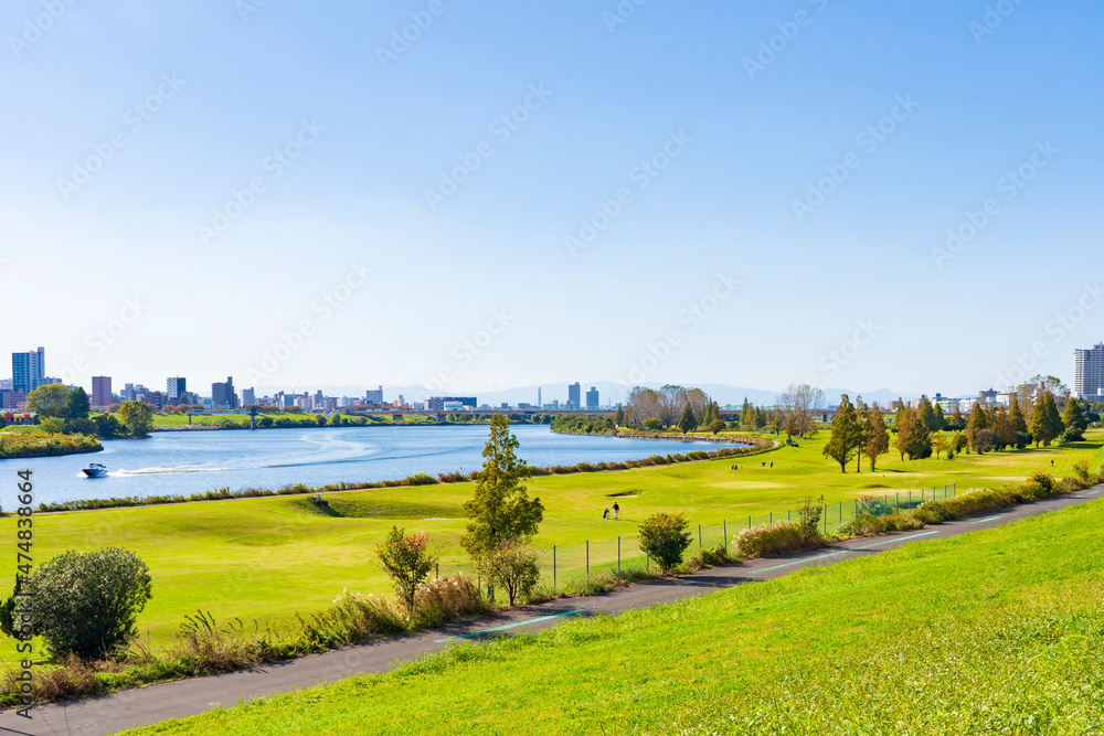 埼玉県景観】荒川土手と河川敷の風景（川口市） Stock Photo | Adobe Stock