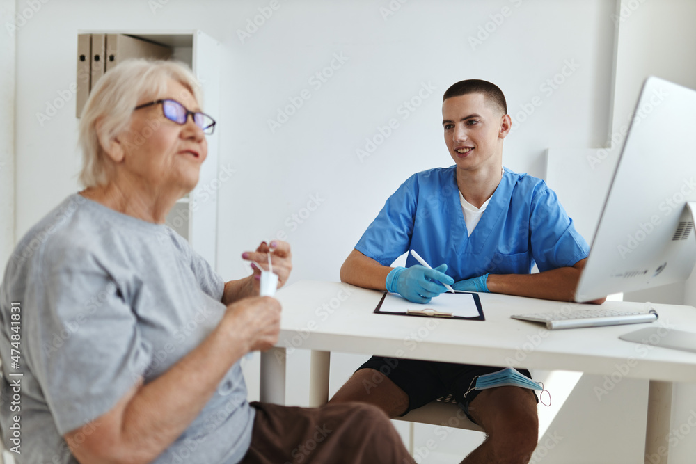 Obraz premium an elderly woman is examined by a doctor A visit to the hospital