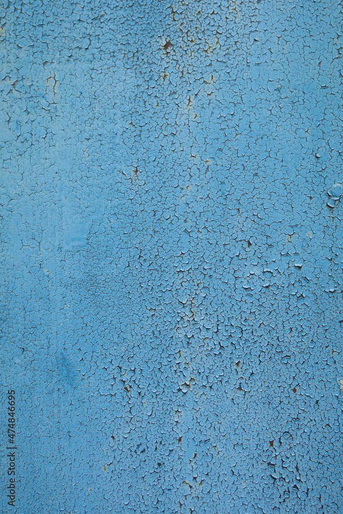 Obraz premium an old iron wall with old paint that has become dull and rusty due to time and weather conditions. close-up. can be used as a photo background