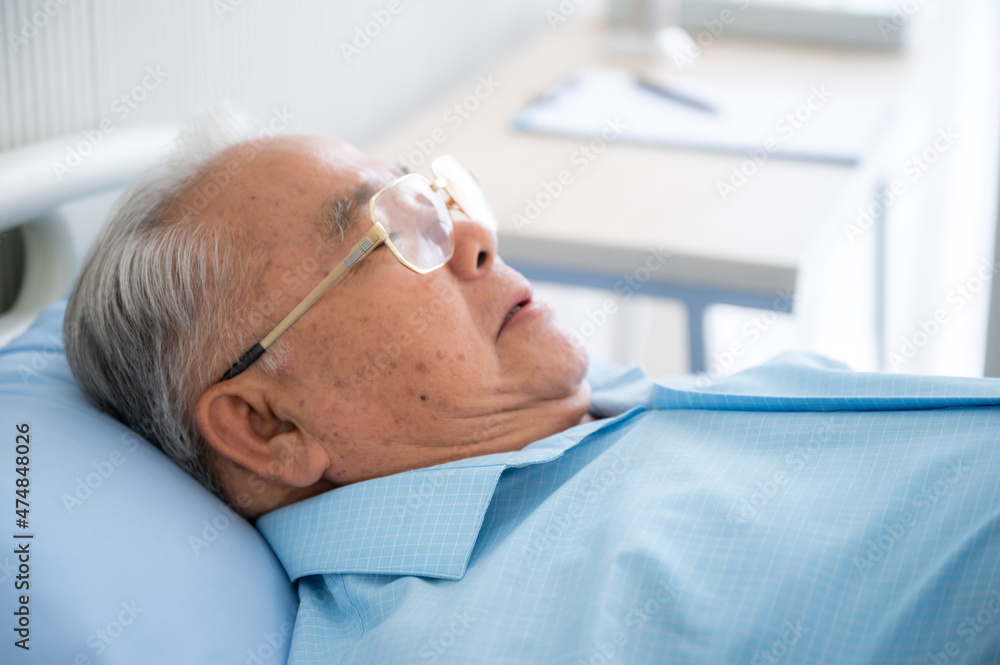 Obraz premium old senior patient man visit doctor at hospital to medical health care check, health insurance