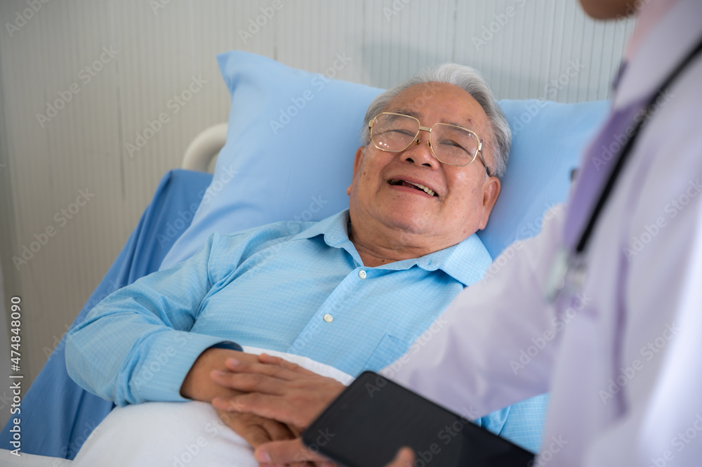 Obraz premium old senior patient man visit doctor at hospital to medical health care check, health insurance