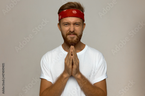 Obraz na plátně Blond bearded evil Caucasian man rubbing hands with anticipation to do tricky, v