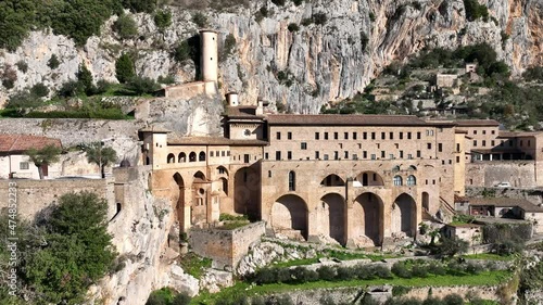 Santuario del Sacro Speco, Monastero di San Benedetto a Subiaco, Roma, Italia.
Ripresa aerea con drone del santuario costruito nella roccia.
