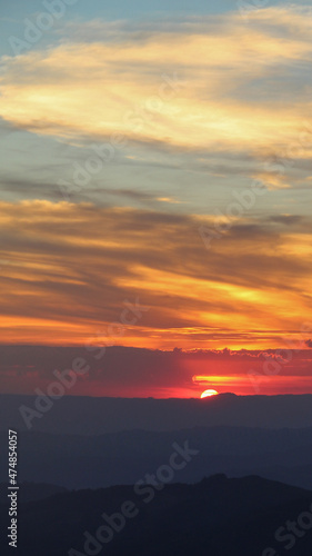 nascer do sol no alto das montanhas com mar de nuvens