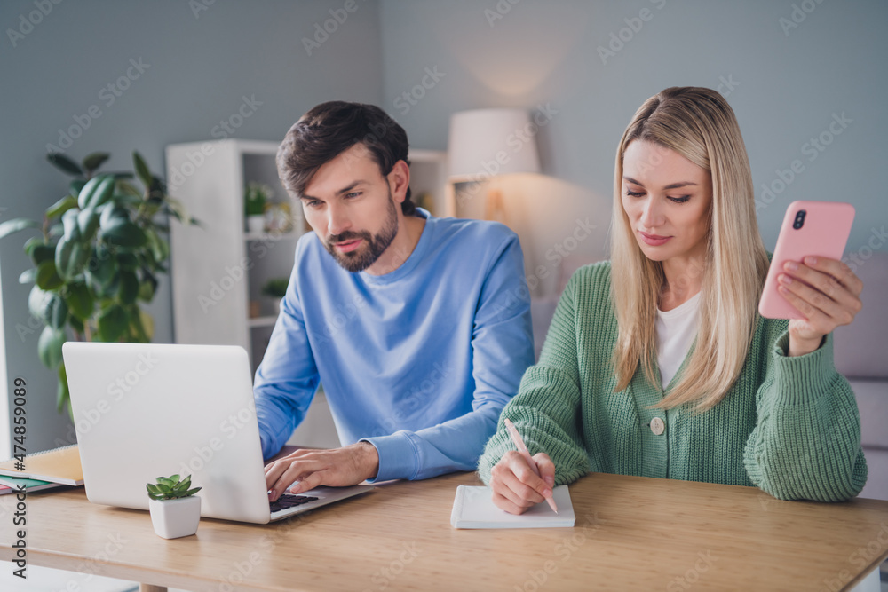 Photo of focused busy entrepreneurs quarantine work use netbook lady write to-do list hold smart phone sit table apartment room Photo of focused busy entrepreneurs quarantine work use netbook lady write to-do list hold smart phone sit table apartment room